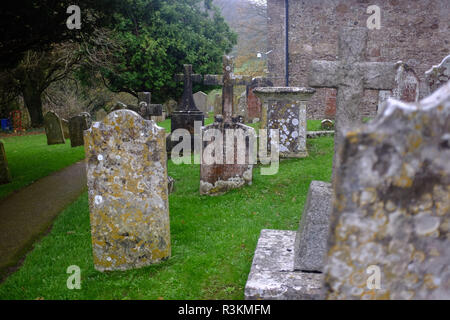 Friedhof im St Winifreds Kirche an Branscpmbe Dorf im East Devon, Großbritannien Stockfoto