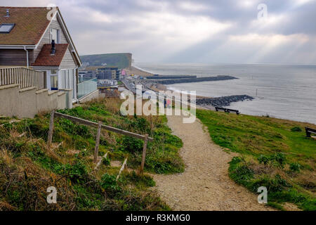 Blick von der Küste weg mit Blick auf die West Bay in West Dorset UK Stockfoto