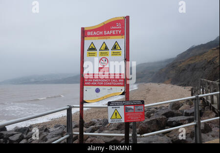 Strand Warnschild an der berühmten Jurassic Coast Strand zwischen Charmouth und Lyme Regis in West Dorset UK Stockfoto