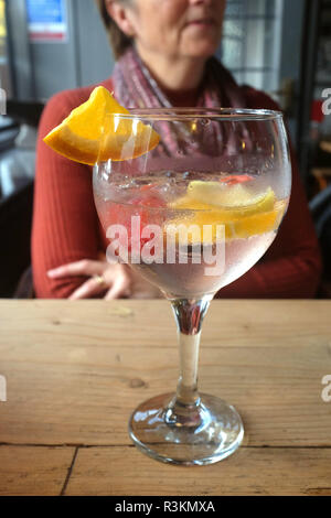 Große Gin Tonic trinken mit Obst Stockfoto