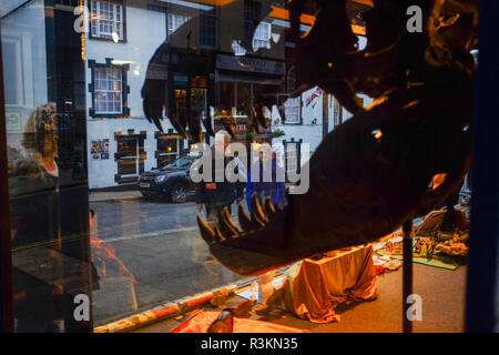 Die Alte Schmiede Fossil Shop in Lyme Regis West Dorset Großbritannien mit Tyrannosaurus rex Modell im Fenster Stockfoto