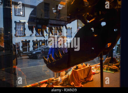 Die Alte Schmiede Fossil Shop in Lyme Regis West Dorset Großbritannien mit Tyrannosaurus rex Modell im Fenster Stockfoto