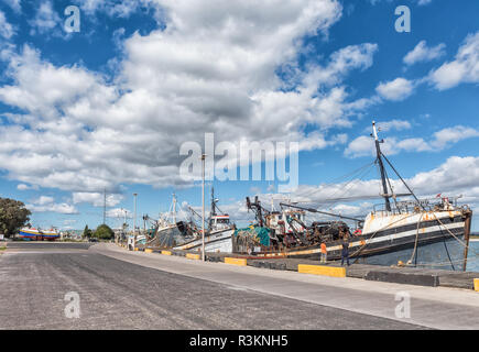 LAAIPLEK, SÜDAFRIKA, 21. AUGUST 2018: Der Hafen an der Mündung des Fluss Berg in Laaiplek in der Western Cape Provinz von Südafrika. Angeln b Stockfoto