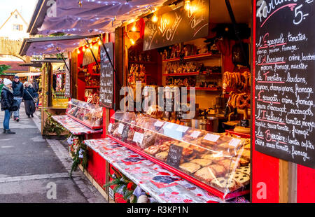 Colmar, Frankreich - 5. Dezember 2017: Weihnachtsmarkt mit Lebkuchen Häuser im Elsass, berühmten Platz in Europa. Stockfoto