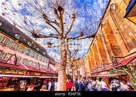 Colmar, Frankreich - Dezember 2017. Weihnachtsmarkt in Place de la Cathédrale, traditionelle Weihnachten dekoriert Stadt im Elsass. Stockfoto