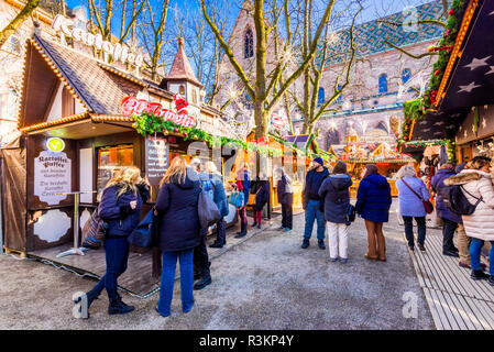 Basel, Schweiz - Dezember 2017. Weihnachten Märchen Markt am Münsterplatz und Münster Kathedrale, der Schweizerischen Eidgenossenschaft. Stockfoto