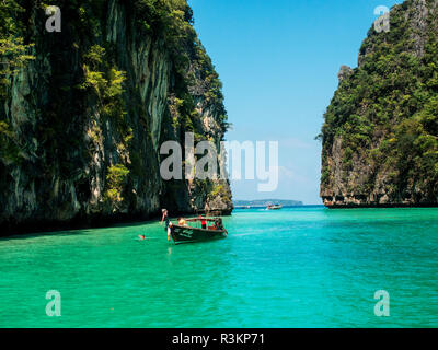 Thailand, Phuket, Phi Phi Islands, Longtail Boote und Schwimmer Stockfoto