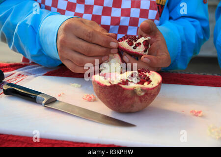 Im Südwesten der Türkei, Provinz Denizli, Fluss Menderes Tal, Pamukkale, Auftragnehmer im Granatapfel Obst entsaften. Stockfoto