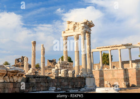 Die Türkei, in der Provinz Izmir, Bergama, Pergamon. Alte kulturelle Zentrum. Trajan Tempel auf der Akropolis. UNESCO-Weltkulturerbe. Stockfoto