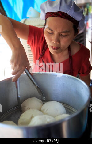 Vietnamesin Zubereitung von Essen im berühmten Restaurant Banh MI Phuong in Hoi An, Vietnam Stockfoto