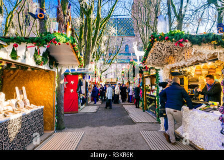 Basel, Schweiz - Dezember 2017. Weihnachten Märchen Markt am Münsterplatz und Münster Kathedrale, der Schweizerischen Eidgenossenschaft. Stockfoto