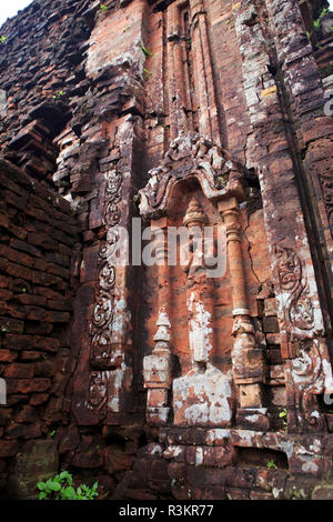 Durcheinander Mauerwerk und Hindu Schnitzereien an Meinem Sohn Heiligtum, Provinz Quang Nam, Vietnam Stockfoto