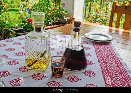 Schnaps und Wein serviert auf einem Tisch in der offenen Terrasse warten auf Gäste. Stockfoto