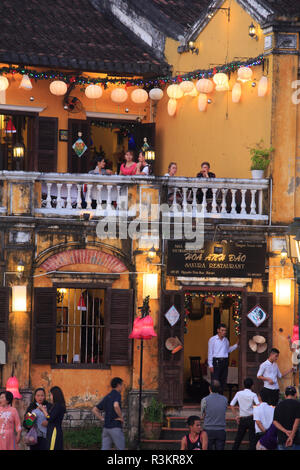 Dämmerung über dem Restaurant Sakura am Bach Dang street in Hoi An, Vietnam Stockfoto