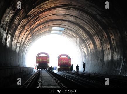 (181123) - Peking, November 23, 2018 (Xinhua) - Datei Foto auf Dez. 30, 2010 zeigt einen Hochgeschwindigkeitszug tunnel im Bau in Wuhan, der Hauptstadt der Provinz Hubei in Zentralchina. China wird seine erste unterseeische Tunnel für Hochgeschwindigkeitszüge bauen, Verbinden von zwei Städte in der östlichen Provinz Zhejiang, nach Angaben der örtlichen Behörden. Das Projekt, das die Stadt Ningbo mit der Insel Stadt Baoding in Ost Zhejiang, ist 70.92 km Gesamtlänge, mit einem Unterseeischen tunnelabschnitt von 16,2 km, je nach Plan. Züge sind mit 250 km pro Stunde laufen, cuttin Stockfoto