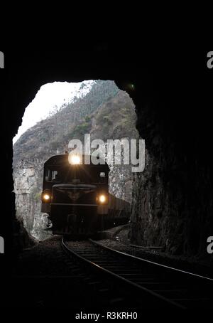 (181123) - Peking, November 23, 2018 (Xinhua) - ein Zug fährt in einen Tunnel auf der Dianyue (Yunnan-Vietnam) Eisenbahn in Yiliang County, im Südwesten der chinesischen Provinz Yunnan, März 4, 2012. China wird seine erste unterseeische Tunnel für Hochgeschwindigkeitszüge bauen, Verbinden von zwei Städte in der östlichen Provinz Zhejiang, nach Angaben der örtlichen Behörden. Das Projekt, das die Stadt Ningbo mit der Insel Stadt Baoding in Ost Zhejiang, ist 70.92 km Gesamtlänge, mit einem Unterseeischen tunnelabschnitt von 16,2 km, je nach Plan. Die Züge sind so konzipiert, dass bei 250 km pro Stunde laufen, Schneiden Stockfoto