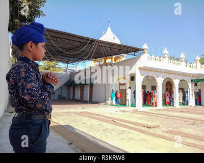 Mohali, Punjab, Indien. 23 Nov, 2018. Ein Sikh devotee gesehen betend draußen Gurdwara oder einem Sikh Tempel während der anlässlich der 550. Geburtstag von Guru Nanak Dev, in Mohali. sikhismus Im 15. Jahrhundert wurde von Guru Nanak, der Weg aus dem Hinduismus, vorherrschende Religion Indiens brach gegründet, predigte er die Gleichheit der Rassen und Geschlechter und der Ablehnung von Bild - Gottesdienst und das Kastensystem. Credit: Saqib Majeed/SOPA Images/ZUMA Draht/Alamy leben Nachrichten Stockfoto