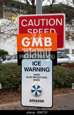 Milton Keynes, UK. 23 Nov, 2018. GMB Gewerkschaftsaktivisten Protest über die Arbeitsbedingungen und die Anerkennung der Gewerkschaft außerhalb von Amazon Marston Gate Distribution Center in der Nähe von Milton Keynes als Teil eines nationalen Tag der Aktion am Schwarzen Freitag. Quelle: David Isaacson/Alamy leben Nachrichten Stockfoto