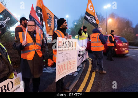 Milton Keynes, UK. 23 Nov, 2018. GMB Gewerkschaftsaktivisten Protest über die Arbeitsbedingungen und die Anerkennung der Gewerkschaft außerhalb von Amazon Marston Gate Distribution Center in der Nähe von Milton Keynes als Teil eines nationalen Tag der Aktion am Schwarzen Freitag. Quelle: David Isaacson/Alamy leben Nachrichten Stockfoto