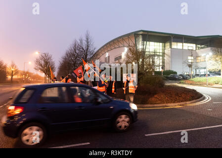 Milton Keynes, UK. 23 Nov, 2018. GMB Gewerkschaftsaktivisten Protest über die Arbeitsbedingungen und die Anerkennung der Gewerkschaft außerhalb von Amazon Marston Gate Distribution Center in der Nähe von Milton Keynes als Teil eines nationalen Tag der Aktion am Schwarzen Freitag. Quelle: David Isaacson/Alamy leben Nachrichten Stockfoto