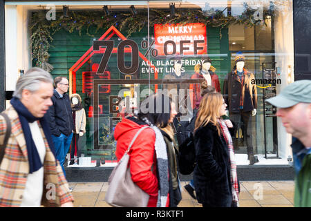 Edinburgh, Schottland, Großbritannien. 23. November 2018. Käufer vorbei an Geschäften mit schwarzer Freitag Preis Rabatt Förderung wird auf die Princes Street, Edinburgh, Schottland, Kredit: Iain Masterton/Alamy leben Nachrichten Stockfoto