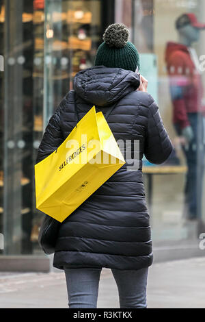 Manchester, Greater Manchester, UK. Schwarzer Freitag. 23. November 2018. Menschen strömen zu Selfridges stores Tasche High Street übereinkünfte auf eines der größten Shopping Tage des Jahres. Stores sind mit savvy Shopper auf der Suche nach einem Schwarzen Freitag beschäftigen Rechtzeitig zu Weihnachten verpackt. Credit: cernan Elias/Alamy leben Nachrichten Stockfoto