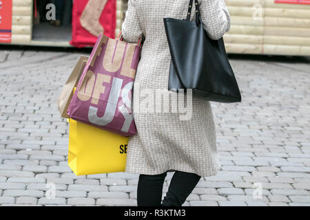 Manchester, Greater Manchester, UK. Schwarzer Freitag. 23. November 2018. Menschen strömen zu Selfridges stores Tasche High Street übereinkünfte auf eines der größten Shopping Tage des Jahres. Stores sind mit savvy Shopper auf der Suche nach einem Schwarzen Freitag beschäftigen Rechtzeitig zu Weihnachten verpackt. Credit: cernan Elias/Alamy leben Nachrichten Stockfoto