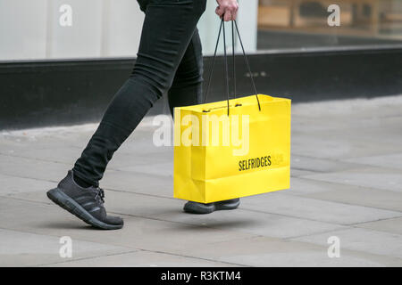 Manchester, Greater Manchester, UK. Schwarzer Freitag. 23. November 2018. Menschen strömen zu Selfridges stores Tasche High Street übereinkünfte auf eines der größten Shopping Tage des Jahres. Stores sind mit savvy Shopper auf der Suche nach einem Schwarzen Freitag beschäftigen Rechtzeitig zu Weihnachten verpackt. Credit: cernan Elias/Alamy leben Nachrichten Stockfoto