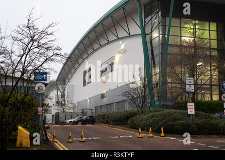 Milton Keynes, UK. 23 Nov, 2018. GMB Gewerkschaftsaktivisten Protest über die Arbeitsbedingungen und die Anerkennung der Gewerkschaft außerhalb von Amazon Marston Gate Distribution Center in der Nähe von Milton Keynes als Teil eines nationalen Tag der Aktion am Schwarzen Freitag. Quelle: David Isaacson/Alamy leben Nachrichten Stockfoto