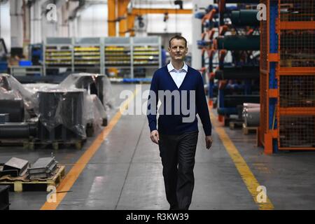 (181123) - Peking, November 23, 2018 (Xinhua) - Stephan Mueller Spaziergänge in Werk in Lanzhou, der Hauptstadt der Provinz Gansu im Nordwesten Chinas, Okt. 23, 2018. Stephan, 48, nach China kam, als Expatriate aus Deutschland im Jahr 2006 und 4 Jahre später hatte er sein eigenes Haus in China, nachdem er eine chinesische Frau verheiratet zu arbeiten. In den folgenden Jahren reiste er mit seiner Frau in China, mehr Freunde und mehr über die chinesische Gesellschaft gelernt. (Xinhua / Chen Bin) (clq) Stockfoto