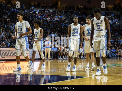 22.November 2018 Las Vegas, NV, USA North Carolina Player auf die Gerichte während der NCAA Men's Basketball Continental Tire Las Vegas Invitational zwischen North Carolina Tar Heels und die Texas Longhorns 89-92 in der Orleans Arena in Las Vegas, NV verloren. Thurman James/CSM Stockfoto