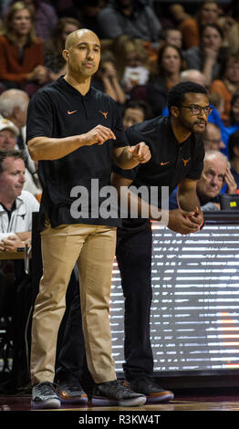 22.November 2018 Las Vegas, NV, USA Texas Haupttrainer Shaka Smart während der NCAA Men's Basketball Continental Tire Las Vegas Invitational zwischen North Carolina Tar Heels und die Texas Longhorns 92-89 gewinnen in der Orleans Arena in Las Vegas, NV. Thurman James/CSM Stockfoto