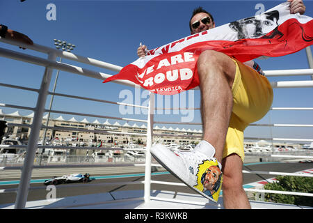 Abu Dhabi, VAE. 23. November 2018. Sport Formel 1 Grand Prix von Abu Dhabi 2018 Im Bild: Robert Kubica (POL) Williams FW41 finden und Entwicklung Fahrer und sein fan Credit: LaPresse/Alamy leben Nachrichten Stockfoto