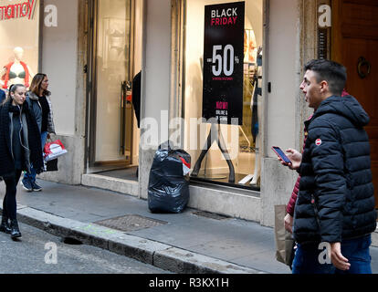 Foto Fabrizio Corradetti/LaPresse 23 Novembre 2018 Roma (Italia) Cronaca Schwarzer Freitag Via del Corso Nella Foto: Vetrine eine Via del Corso Stockfoto