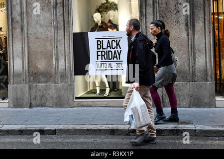 Foto Fabrizio Corradetti/LaPresse 23 Novembre 2018 Roma (Italia) Cronaca Schwarzer Freitag Via del Corso Nella Foto: Vetrine eine Via del Corso Stockfoto