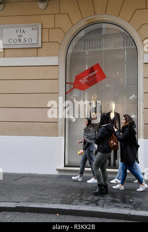 Foto Fabrizio Corradetti/LaPresse 23 Novembre 2018 Roma (Italia) Cronaca Schwarzer Freitag Via del Corso Nella Foto: Vetrine eine Via del Corso Stockfoto