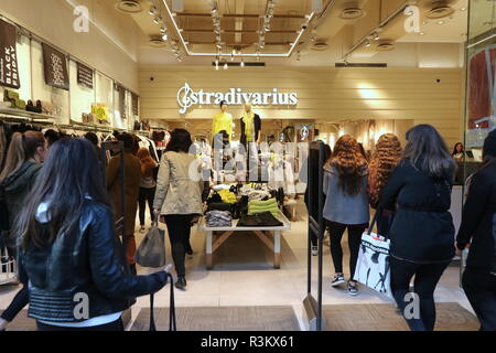 Thessaloniki, Griechenland, 23. November, 2018. Käufer geben Sie Stradivarius store in Thessaloniki Tsimisky Straße am Schwarzen Freitag. Einkaufsbummel am Schwarzen Freitag ist seit langem ein Post gewesen - Thanksgiving Tradition in den USA, aber in Griechenland Es ist eine vor Kurzem eingeführte Tradition, und in diesem Jahr griechische Einzelhändler haben es in "Schwarze Woche" erweitert. Credit: Orhan Tsolak/Alamy leben Nachrichten Stockfoto