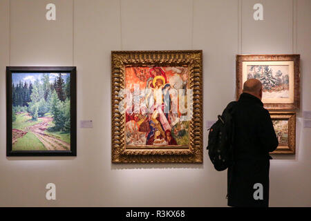 Sotheby's, London, Großbritannien, 23. November 2018 - ein Mann sieht die Russische Gemälde auf dem Display oder Sotheby's Russische Kunst Woche. Sotheby's Russische Kunst Woche Vorschau bei Sotheby's, Die Auktion findet am 27. November 2018, 10:30 Uhr. Credit: Dinendra Haria/Alamy leben Nachrichten Stockfoto