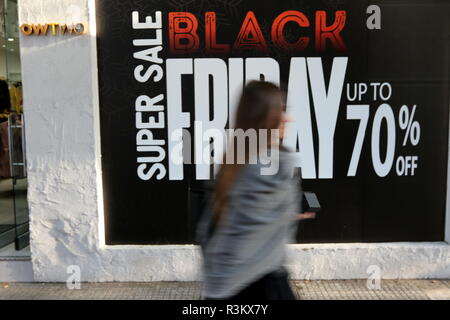 Thessaloniki, Griechenland, 23. November, 2018. Eine Frau geht über einen Store in Thessaloniki Tsimiki Straße am Schwarzen Freitag. Einkaufsbummel am Schwarzen Freitag ist seit langem ein Post gewesen - Thanksgiving Tradition in den USA, aber in Griechenland Es ist eine vor Kurzem eingeführte Tradition, und in diesem Jahr griechische Einzelhändler haben es in "Schwarze Woche" erweitert. Credit: Orhan Tsolak/Alamy leben Nachrichten Stockfoto