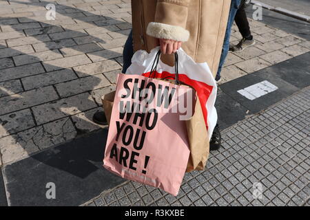 Thessaloniki, Griechenland, 23. November, 2018. Eine Frau geht Holding Einkaufstaschen am Schwarzen Freitag. Einkaufsbummel am Schwarzen Freitag ist seit langem ein Post gewesen - Thanksgiving Tradition in den USA, aber in Griechenland Es ist eine vor Kurzem eingeführte Tradition, und in diesem Jahr griechische Einzelhändler haben es in "Schwarze Woche" erweitert. Credit: Orhan Tsolak/Alamy Live Neue Stockfoto