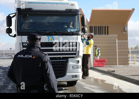 Madrid, Spanien. 23. Nov 2018. Die Arbeiter von San Fernando de Henares führen die dritte Welle von Arbeitsniederlegungen des Jahres zeitgleich mit dem Start der Weihnachtsaktion in der Nachfrage nach besseren Arbeitsbedingungen am 23.November, 2018 in Madrid, Spanien Quelle: Jesús Hellin/Alamy leben Nachrichten Stockfoto