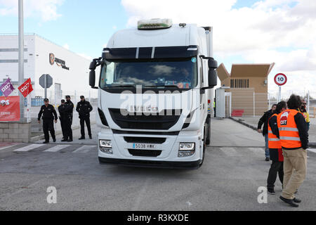 Madrid, Spanien. 23. Nov 2018. Die Arbeiter von San Fernando de Henares führen die dritte Welle von Arbeitsniederlegungen des Jahres zeitgleich mit dem Start der Weihnachtsaktion in der Nachfrage nach besseren Arbeitsbedingungen am 23.November, 2018 in Madrid, Spanien Quelle: Jesús Hellin/Alamy leben Nachrichten Stockfoto