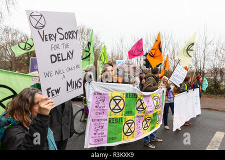 Oxford, UK. 23. November 2018. Aussterben Rebellion halten Autofahrer auf Botley Road in Oxford, die Kampagnen gegen die Oxford Cambridge Express Way. Quelle: David Dixon/Alamy leben Nachrichten Stockfoto