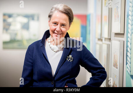 Hannover, Deutschland. 23 Nov, 2018. Gisela Vetter-Liebenow, Direktor des Wilhelm Busch Museum, wird in der Ausstellung "Bernd Pfarr - die wilde Schönheit der Teppich". Ab dem 24. November 2018 bis 17. Februar 2019 wird das Museum zeigt die beiden neuen Ausstellungen "Bernd Pfarr - wilde Schönheit der Auslegeware" und "Alles Liebe?! Von Lust, Laster und Leidenschaft'. Credit: Hauke-Christian Dittrich/dpa/Alamy leben Nachrichten Stockfoto