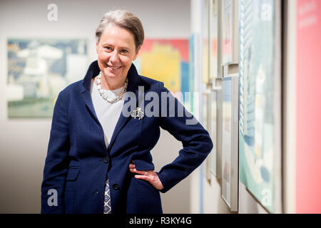 Hannover, Deutschland. 23 Nov, 2018. Gisela Vetter-Liebenow, Direktor des Wilhelm Busch Museum, wird in der Ausstellung "Bernd Pfarr - die wilde Schönheit der Teppich". Ab dem 24. November 2018 bis 17. Februar 2019 wird das Museum zeigt die beiden neuen Ausstellungen "Bernd Pfarr - wilde Schönheit der Auslegeware" und "Alles Liebe?! Von Lust, Laster und Leidenschaft'. Credit: Hauke-Christian Dittrich/dpa/Alamy leben Nachrichten Stockfoto