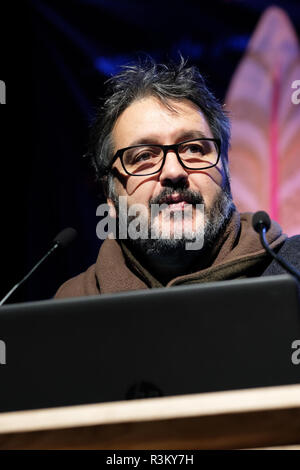 Die Hay Festival Winter Wochenende, Heu auf Wye, Wales, Großbritannien - Freitag, den 23. November 2018 - Peter Florenz der Direktor der Hay Festival ein Sprecher auf der Bühne präsentiert. Foto Steven Mai/Alamy leben Nachrichten Stockfoto