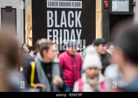 London, Großbritannien. 23. Okt 2018. Die Kreuzung am Oxford Circus ist für ein paar Minuten zu einer Zeit wie die Massen der Schwarzen Freitag Shopper mit ihren Einkaufsmöglichkeiten erhalten blockiert. Aussterben Rebellion - Protest eine potenzielle "Klimawandel Katastrophe und ökologischen Kollaps". Ein Protest, die blockieren Straßen in ganz London für kurze Zeit. Credit: Guy Bell/Alamy leben Nachrichten Stockfoto