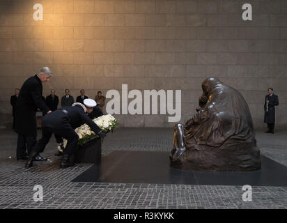 Berlin, Deutschland. 23 Nov, 2018. Der belgische König Philippe (l) legt einen Kranz zu Ehren der Opfer des Krieges am Denkmal Neue Wache an der Skulptur "Mutter mit totem Sohn" von Käthe Kollwitz. Der Besuch des Königspaares findet das 100-jährige Jubiläum des Ende des Ersten Weltkrieges zu gedenken. Credit: Soeren Stache/dpa/Alamy leben Nachrichten Stockfoto