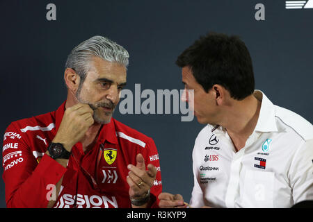 Abu Dhabi, VAE. 23. Nov 2018. Sport Formel 1 Grand Prix von Abu Dhabi 2018 Im Pic: Maurizio Arrivabene (ITA) Ferrari Teamchef und Toto Wolff (GER) Mercedes AMG W 1 Gesellschafter und Geschäftsführer der Credit: LaPresse/Alamy leben Nachrichten Stockfoto