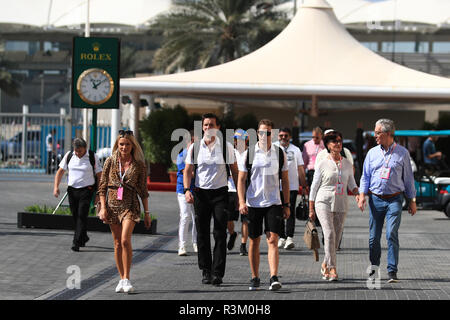 Abu Dhabi, VAE. 23. November 2018, Yas Marina, Abu Dhabi, Vereinigte Arabische Emirate, Etihad Airways Formel 1-Grand Prix von Abu Dhabi, Freitag Freies Training; McLaren, Stoffel Vandoorne und Family Credit: Aktion Plus Sport Bilder/Alamy leben Nachrichten Stockfoto